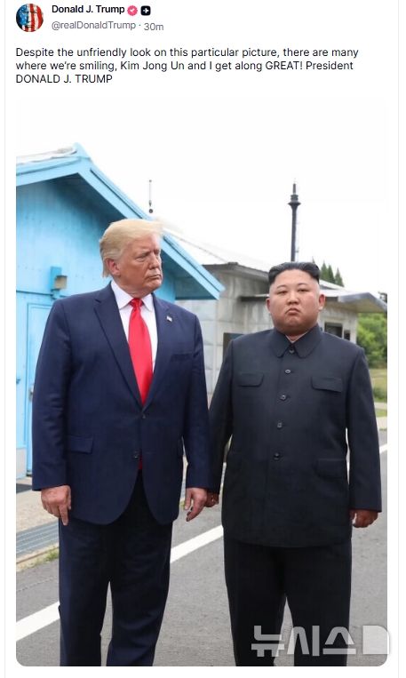 [서울=뉴시스]도널드 트럼프 미국 대통령은 15일(현지시간) 소셜미디어 트루스소셜에 김정은 북한 국무위원장과 함께 찍은 사진을 공유했다. (사진 = 트럼프 트루스소셜 갈무리) 2026.08.16 photo@newsis.com