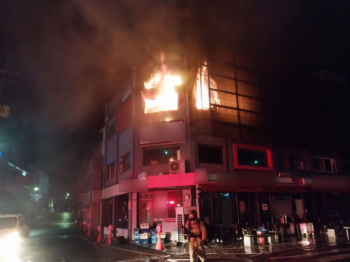 [고흥=뉴시스] 16일 오전 2시59분께 전남광주 고흥군 도양읍 한 상가 3층 주점에서 불이 나 소방 당국이 진화작업을 벌이고 있다. (사진=전남광주소방본부 제공) 2026.08.16. photo@newsis.com *재판매 및 DB 금지