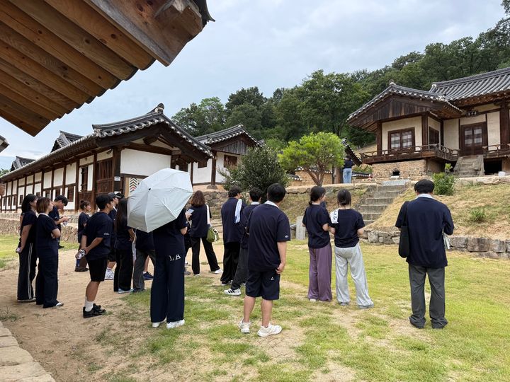 [안동=뉴시스] 15일 안동 임청각을 찾은 청년들. (사진=경북도 제공) 2026.08.16. photo@newsis.com *재판매 및 DB 금지