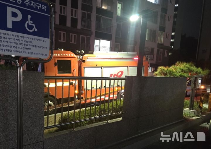 [칠곡=뉴시스] 경북 칠곡군 석적읍 남율리의 한 아파트 전기차 중전소 감전 사고 현장. (사진=경북소방본부 제공) 2026.8.16. photo@newsis.com 