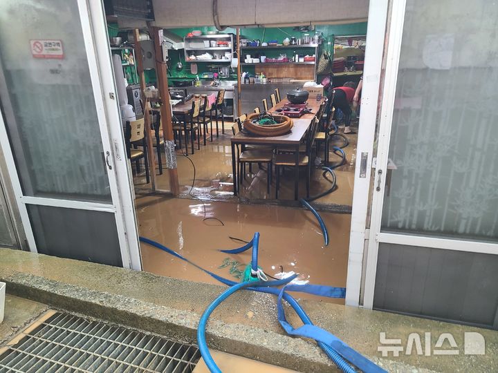 [해남=뉴시스] 16일 오전 7시48분께 전남광주 해남군 황산면 한 가게가 폭우로 침수돼 소방당국이 배수 작업을 하고 있다. (사진=전남광주통학특별시소방본부 제공) 2026.08.16. photo@newsis.com