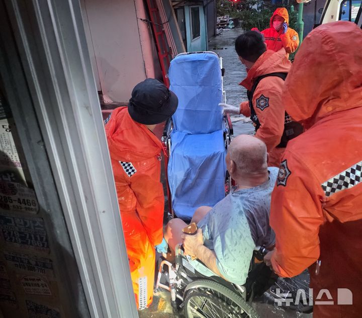 [목포=뉴시스] 16일 오전 5시47분께 전남광주 목포시 호남동의 한 주택에서 침수 피해가 발생해 소방당국이 주민을 구조하고 있다. (사진=전남광주통학특별시소방본부 제공) 2026.08.16. photo@newsis.com