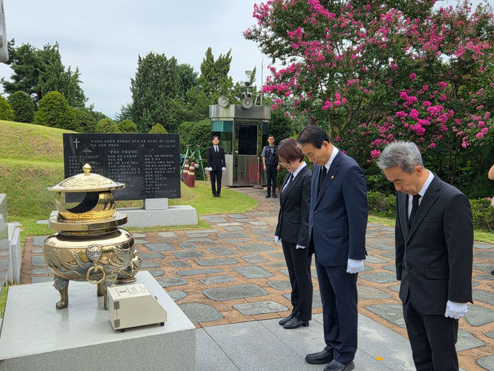권오을 국가보훈부 장관이 15일 오전 서울시 동작구 국립서울현충원에서 김대중 전 대통령 서거 17주기 추모식 사전 참배를 위해 대통령 묘소를 방문, 묘역에 헌화 및 분향을 하고 있다. (사진=국가보훈부 제공) 2026.08.16. *재판매 및 DB 금지