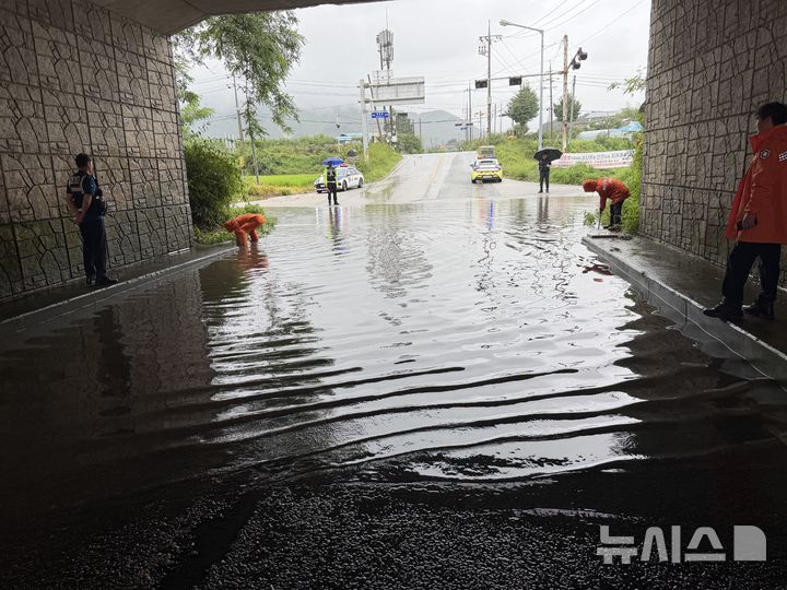 [장성=뉴시스] 16일 오전 9시20분께 전남광주 장성군 삼계면 수옥리의 한 지하차도가 침수돼 소방당국이 배수 작업을 벌이고 있다. (사진=전남광주소방본부 제공) 2026.08.16. photo@newsis.com