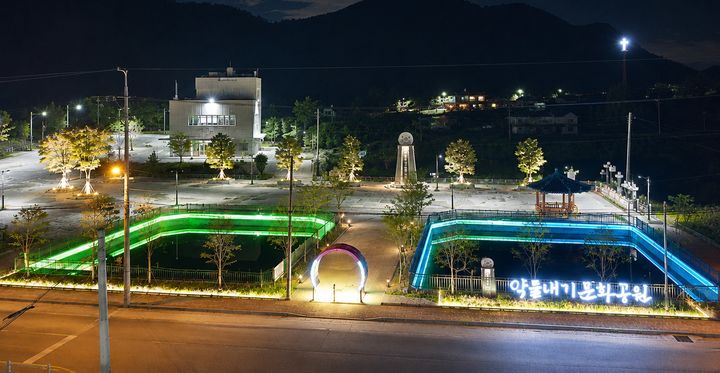 [청주=뉴시스] 충북 청주시 상당구 미원면 약물내기 문화공원의 밤풍경. (사진=청주시 제공) 2026.08.16. photo@newsis.com *재판매 및 DB 금지