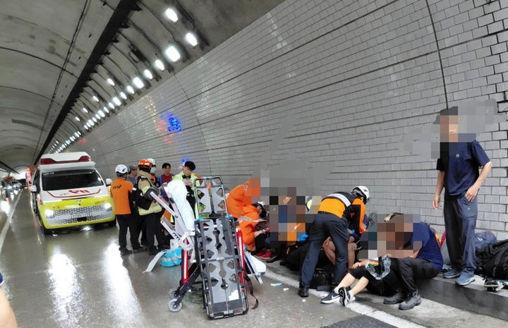 [영월=뉴시스] 16일 오전 8시57분께 영월군 한반도면 쌍용리 느릅재터널을 지나 영월 방향으로 주행하던 관광버스가 옹벽을 받고 전도되자 긴급 출동한 구급대원들이 구조활동을 펼치고 있다. (사진=강원소방본부 제공) 2026.08.16. photo@newsis.com *재판매 및 DB 금지
