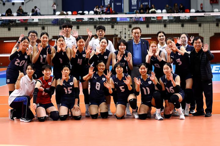 [서울=뉴시스] 2026 FIVB U-17 세계선수권대회 태국과 5·8위 순위 결정전에서 세트 점수 3-0으로 완승한 U-17 여자 배구 대표팀. (사진=FIVB 홈페이지 캡처) 2026.08.16. *재판매 및 DB 금지