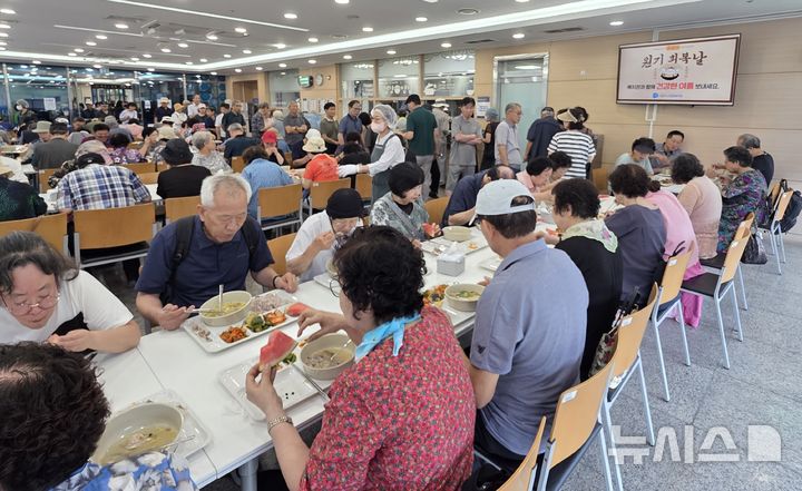 [시흥=뉴시스] 경기 시흥시노인종합복지관이 최근 말복을 맞아 지역 어르신들에게 삼계탕 등 보양식을 대접하는 '복날 특식 나눔' 행사를 진행하고 있다. (사진=시흥시 제공) 2026.08.16. photo@newsis.com
