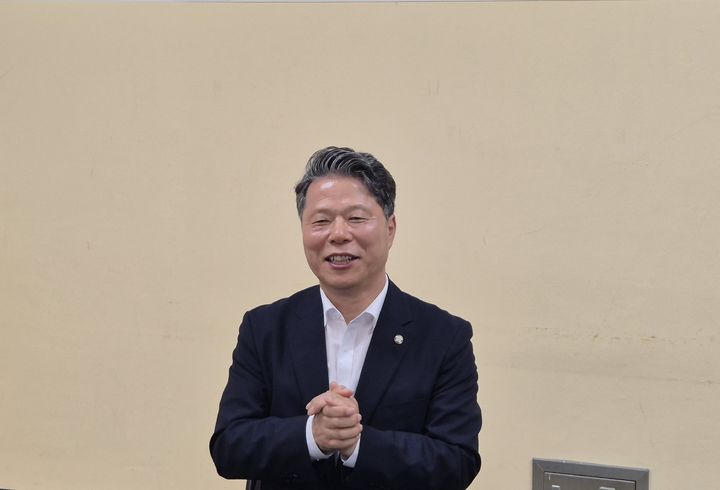 [수원=뉴시스] 이병희 기자 = 서영석 더불어민주당 경기도당위원장이 16일 수원종합운동장 실내체육관에서 열린 정기경기도당당원대회 직후 기자들에게 취임 일성을 밝히고 있다. 2026.08.16. iambh@newsiscom *재판매 및 DB 금지