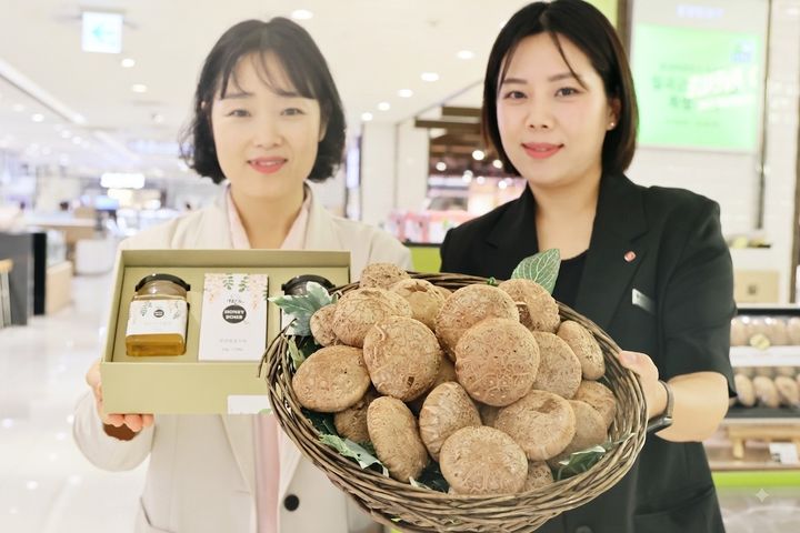 [대구=뉴시스] 롯데백화점 대구점은 경북 칠곡군과 손잡고 지역 농특산물 판로 확대에 나선다. (사진=롯데백화점 제공) 2026.08.16. photo@newsis.com *재판매 및 DB 금지