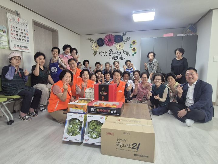 [대구=뉴시스] 대구 수성구 만촌1동 희망나눔위원회가 말복을 앞두고 지역 경로당을 찾아 어르신들의 안부를 살폈다. (사진=대구시 수성구 제공) 2026.08.16. photo@newsis.com *재판매 및 DB 금지