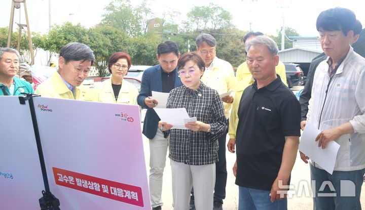 [포항=뉴시스] 15일 국민의힘 김정재 의원이 북구 흥해읍·송라면 육상 양식장을 방문해 피해 현황을 점검하고 지원 방안을 논의했다. 김 의원이 피해 현황 설명을 듣는 모습. (사진=김정재 의원실 제공) 2026.08.16. photo@newsis.com