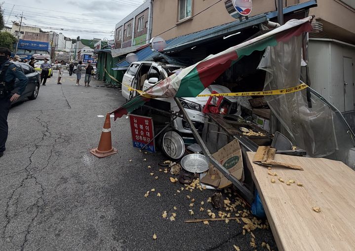 [전남광주=뉴시스] 16일 낮 12시43분께 전남광주 동구 산수시장 내 한 음식점으로 A(70대)씨가 몰던 승합차가 돌진했다. (사진=전남광주소방본부 제공) 2026.08.16. photo@newsis.com *재판매 및 DB 금지