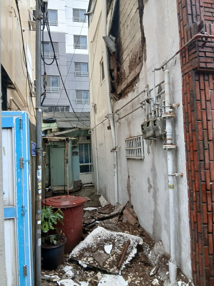 [부산=뉴시스] 16일 오후 4시39분께 영도구의 한 노후주택 외장재가 떨어졌다. (사진=부산소방재난본부 제공) 2026.08.16. photo@newsis.com *재판매 및 DB 금지