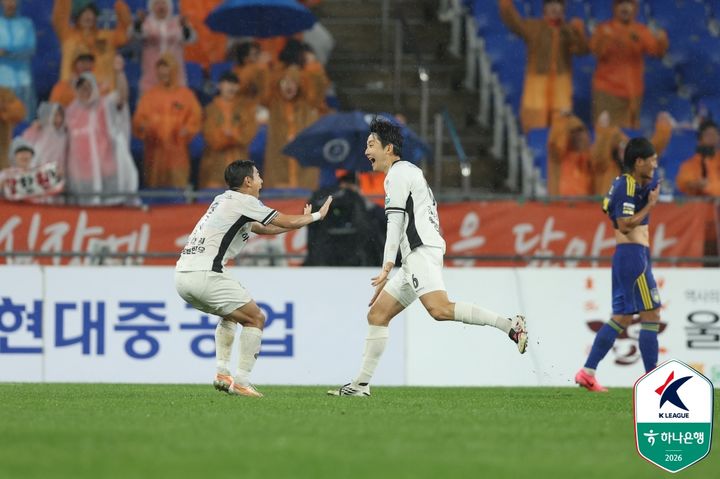[서울=뉴시스]K리그1 강원 김동현. (사진=한국프로축구연맹 제공)