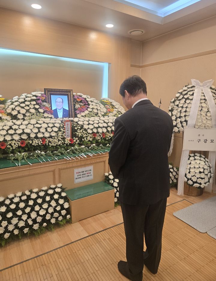 [서울=뉴시스] 허구연 KBO 총재가 16일 충남 천안 단국대병원 장례식장에 차려진 백인천 전 감독의 빈소에서 조문하고 있다. (사진=KBO 제공) 2026.08.16. *재판매 및 DB 금지
