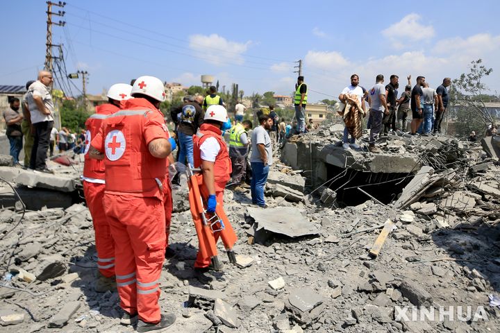 IDF 공습 피해 건물 잔해 수색하는 레바논 구조대