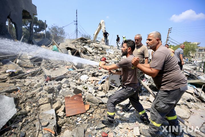 IDF 공습 건물 화재 진압하는 레바논 소방관들