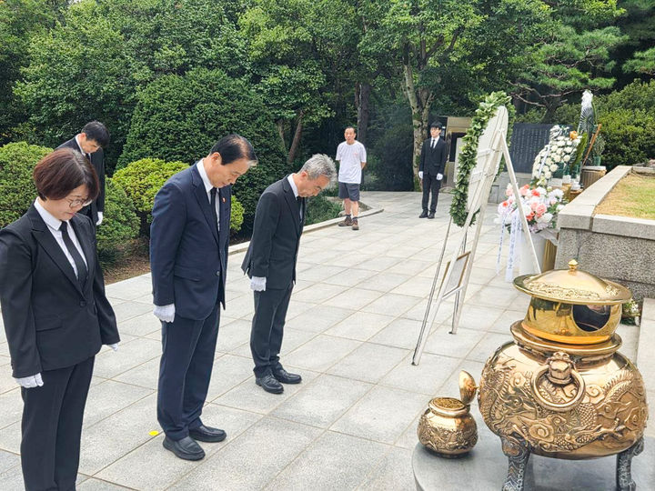[서울=뉴시스] 김진아 기자= 권오을 국가보훈부 장관이 15일 오전 서울 동작구 국립서울현충원에서 열린 육영수 여사 제52주기 추모식을 계기로 묘소 참배를 위해 대통령 묘소를 방문, 육영수 여사 묘역에 묵념하고 있다. (사진=국가보훈부 제공) 2026.08.16. photo@newsis.com *재판매 및 DB 금지