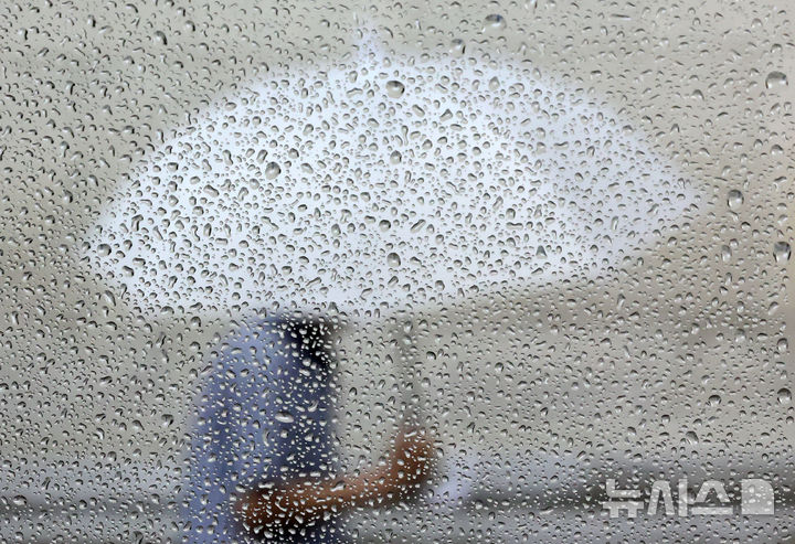 [서울=뉴시스] 홍효식 기자 = 비가 내리는 16일 서울 종로구 세종문화회관 인근에서 시민들이 우산을 쓰고 발걸음을 재촉하고 있다. 2026.08.16. yesphoto@newsis.com