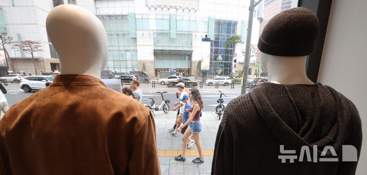 [서울=뉴시스] 김금보 기자 = 16일 서울 시내 한 의류매장에 가을옷이 진열돼 있다. 2026.08.16. kgb@newsis.com