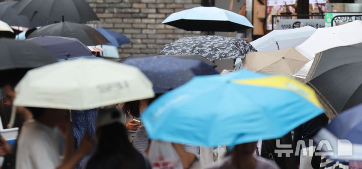 [서울=뉴시스] 김금보 기자 = 광복절 연휴 마지막 날이자 월요일인 17일은 오전까지 전국 대부분 지역에 비가 내리겠다. 사진은 서울에 부슬비가 내리다 그치기를 반복한 16일 서울 시내에서 행인들이 우산을 쓰고 이동하고 있는 모습. 2026.08.16. kgb@newsis.com