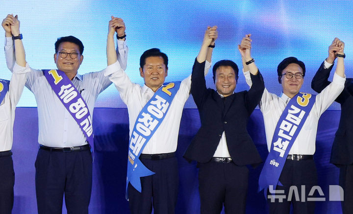 [고양=뉴시스] 고범준 기자 = 한병도 더불어민주당 대표 직무대행 겸 원내대표와 더불어민주당 당대표 후보들이 16일 경기 고양시 일산서구 킨텍스 제2전시장에서 열린 민주당 당대표·최고위원 후보자 서울 합동연설회에서 인사를 마치고 포즈를 취하고 있다. 왼쪽부터 송영길 더불어민주당 당대표 후보, 정청래 더불어민주당 당대표 후보, 한병도 원내대표, 김민석 더불어민주당 당대표 후보. 2026.08.16. bjko@newsis.com