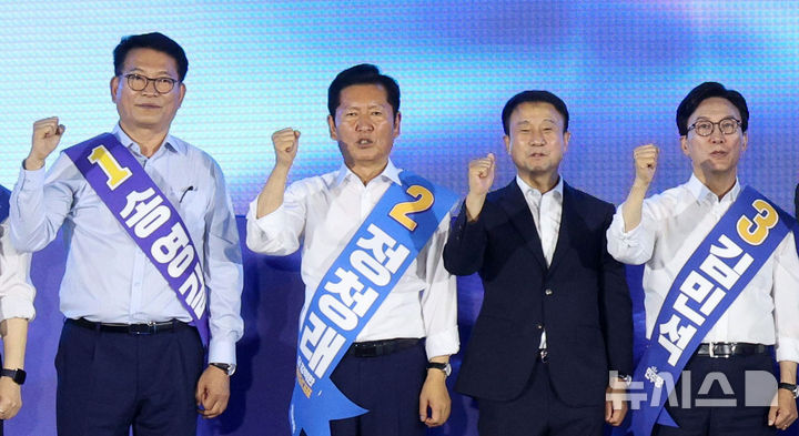 [고양=뉴시스] 고범준 기자 = 한병도 더불어민주당 대표 직무대행 겸 원내대표와 더불어민주당 당대표 후보들이 16일 경기 고양시 일산서구 킨텍스 제2전시장에서 열린 민주당 당대표·최고위원 후보자 서울 합동연설회에서 인사를 마치고 포즈를 취하고 있다. 왼쪽부터 송영길 더불어민주당 당대표 후보, 정청래 더불어민주당 당대표 후보, 한병도 원내대표, 김민석 더불어민주당 당대표 후보. 2026.08.16. bjko@newsis.com