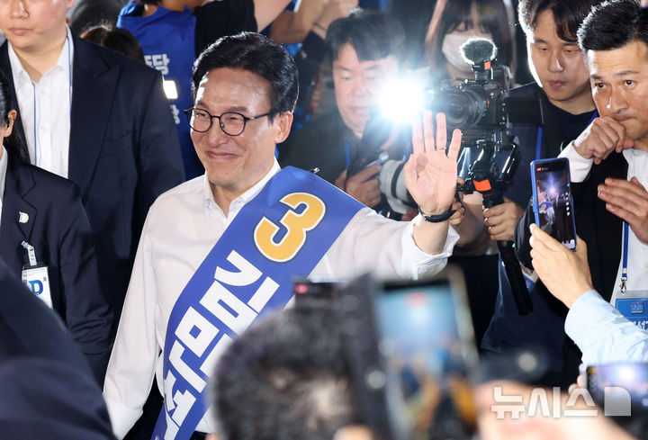 [고양=뉴시스] 고범준 기자 = 김민석 더불어민주당 당대표 후보가 16일 경기 고양시 일산서구 킨텍스 제2전시장에서 열린 민주당 당대표·최고위원 후보자 서울 합동연설회에 입장하고 있다. 2026.08.16. bjko@newsis.com