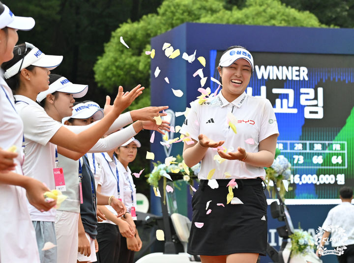 [서울=뉴시스] 16일 경기 포천 몽베르CC에서 열린 '메디힐 한국일보 챔피언십' FR 우승자 서교림이 축하를 받고 있다. (사진=KLPGA 제공) 2026.08.16. photo@newsis.com *재판매 및 DB 금지