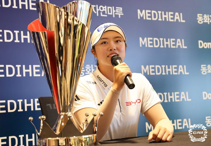 [서울=뉴시스] 16일 경기 포천 몽베르CC에서 열린 '메디힐 한국일보 챔피언십' FR 우승자 서교림이 인터뷰를 하고 있다. (사진=KLPGA 제공) 2026.08.16. photo@newsis.com *재판매 및 DB 금지