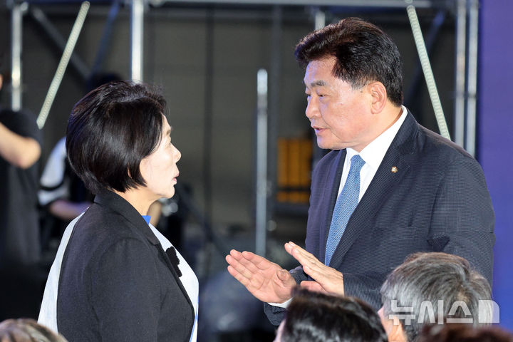 [고양=뉴시스] 고범준 기자 = 소병훈 더불어민주당 중앙당 선거관리위원장과 최민희 더불어민주당 최고위원 후보가 16일 경기 고양시 일산서구 킨텍스 제2전시장에서 열린 민주당 당대표·최고위원 후보자 서울 합동연설회에서 대화를 하고 있다. 2026.08.16. bjko@newsis.com