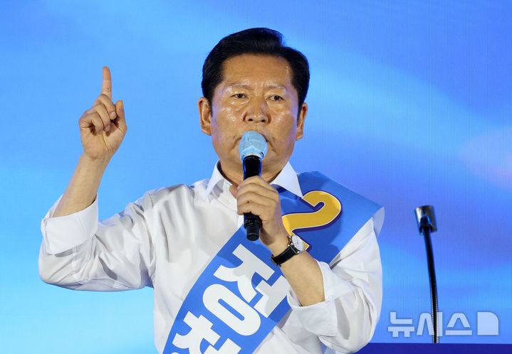 [고양=뉴시스] 고범준 기자 = 정청래 더불어민주당 당대표 후보가 16일 경기 고양시 일산서구 킨텍스 제2전시장에서 열린 민주당 당대표·최고위원 후보자 서울 합동연설회에서 정견발표를 하고 있다. 2026.08.16. bjko@newsis.com