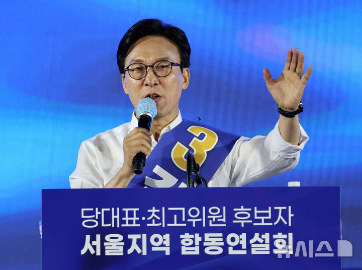 [고양=뉴시스] 고범준 기자 = 김민석 더불어민주당 당대표 후보가 지난 16일 경기 고양시 일산서구 킨텍스 제2전시장에서 열린 민주당 당대표·최고위원 후보자 서울 합동연설회에서 정견발표를 하고 있다. 2026.08.16. bjko@newsis.com