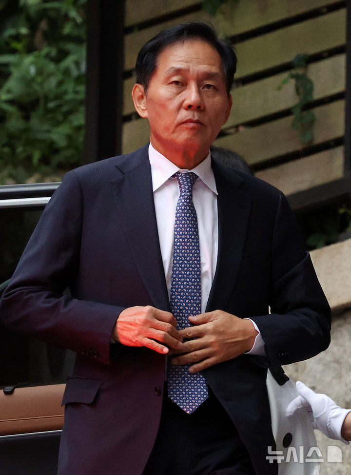 [서울=뉴시스] 조성우 기자 = 정몽익 KCC글라스 회장이 16일 오후 서울 종로구 고 정주영 명예회장의 옛 청운동 자택에서 열린 고 변중석 여사 19주기 제사에 참석하고 있다. 2026.08.16. xconfind@newsis.com