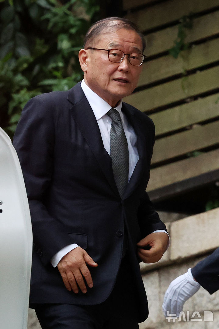 [서울=뉴시스] 조성우 기자 = 정몽원 HL그룹 회장이 16일 오후 서울 종로구 고 정주영 명예회장의 옛 청운동 자택에서 열린 고 변중석 여사 19주기 제사에 참석하고 있다. 2026.08.16. xconfind@newsis.com