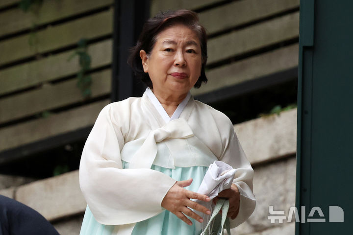 [서울=뉴시스] 조성우 기자 = 현정은 현대그룹 회장이 16일 오후 서울 종로구 고 정주영 명예회장의 옛 청운동 자택에서 열린 고 변중석 여사 19주기 제사에 참석하고 있다. 2026.08.16. xconfind@newsis.com