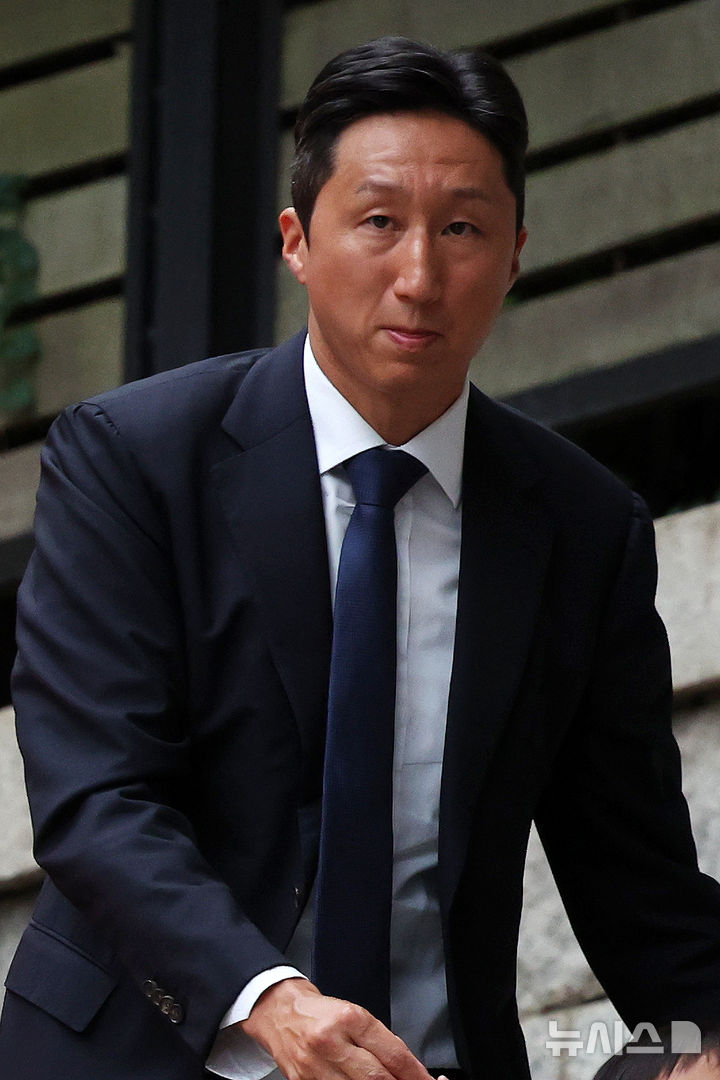[서울=뉴시스] 조성우 기자 = 정기선 HD현대 회장이 16일 오후 서울 종로구 고 정주영 명예회장의 옛 청운동 자택에서 열린 고 변중석 여사 19주기 제사에 참석하고 있다. 2026.08.16. xconfind@newsis.com
