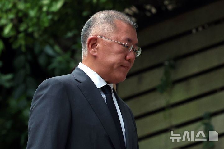 [서울=뉴시스] 조성우 기자 = 정의선 현대차그룹 회장이 16일 오후 서울 종로구 고 정주영 명예회장의 옛 청운동 자택에서 열린 고 변중석 여사 19주기 제사에 참석하고 있다. 2026.08.16. xconfind@newsis.com
