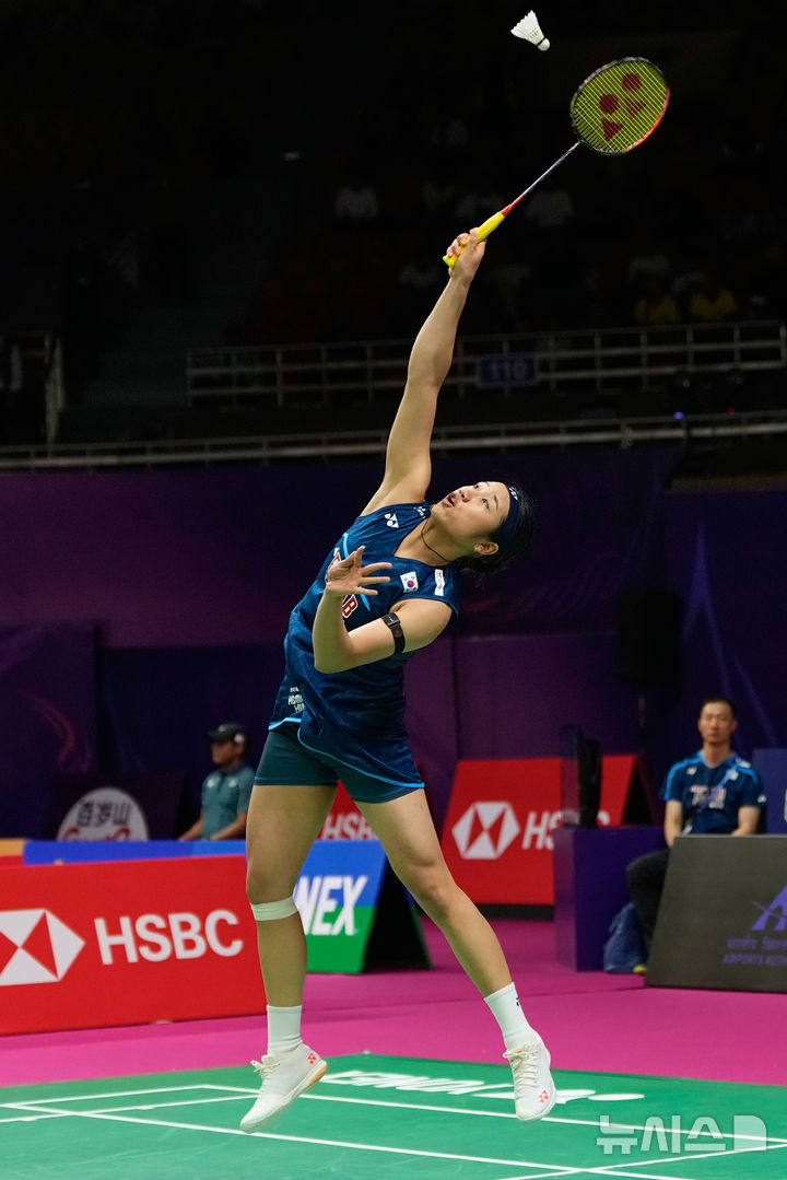 [뉴델리=AP/뉴시스] 안세영(1위)이 17일(현지 시간) 인도 뉴델리에서 열린 2026 세계배드민턴연맹(BWF) 세계선수권대회 여자 단식 64강전에서 칼로야나 날반토바(40위불가리아)와 경기하고 있다. 안세영이 2-0(21-14 21-13)으로 승리하고 32강에 진출했다. 2026.08.18.