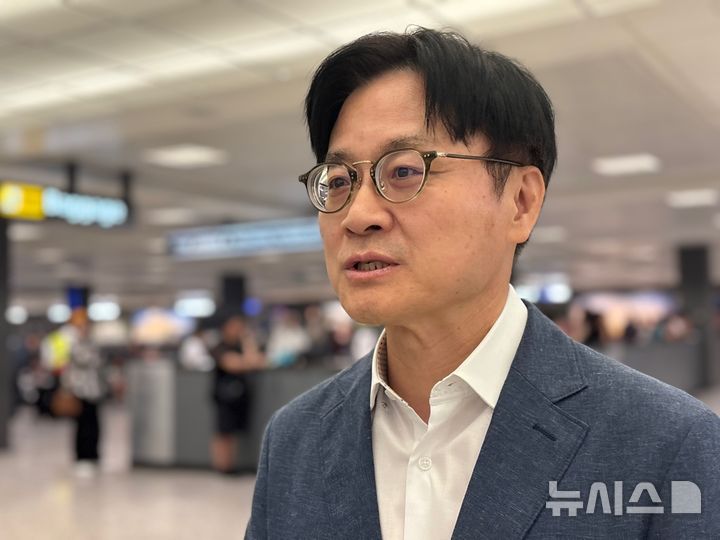 [워싱턴=뉴시스]이윤희 특파원 = 김정관 산업통상부 장관이 16일(현지 시간) 미국 워싱턴DC 인근 덜레스국제공항으로 입국하며 특파원들 질문에 답하고 있다. 김 정관은 이르면 8월말 대미투자 1호 프로젝트를 발표하겠다는 목표 하에 미측과 주요 쟁점을 해소하기 위해 방미했다고 설명했다. 2026.08.17.
