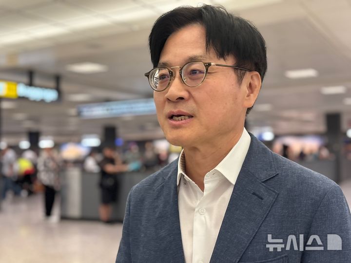 [워싱턴=뉴시스]이윤희 특파원 = 김정관 산업통상부 장관이 16일(현지 시간) 미국 워싱턴DC 인근 덜레스국제공항으로 입국하며 특파원들 질문에 답하고 있다. 김 정관은 이르면 8월말 대미투자 1호 프로젝트를 발표하겠다는 목표 하에 미측과 주요 쟁점을 해소하기 위해 방미했다고 설명했다. 2026.08.17. 