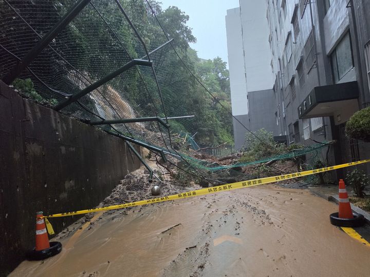 [창원=뉴시스]17일 거제시 거제대로 산사태 현장.(사진=경남소방본부 제공) 2026.08.17.photo@newsis.com *재판매 및 DB 금지