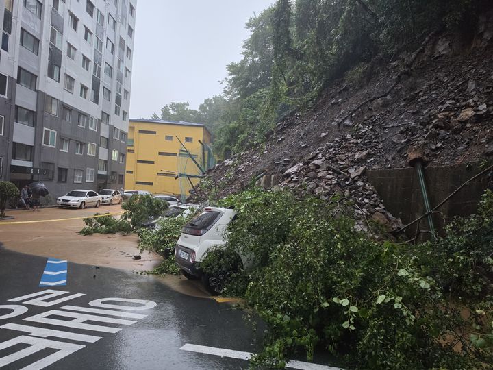 [창원=뉴시스]17일 거제시 거제대로 산사태 현장.(사진=경남소방본부 제공) 2026.08.17.photo@newsis.com *재판매 및 DB 금지
