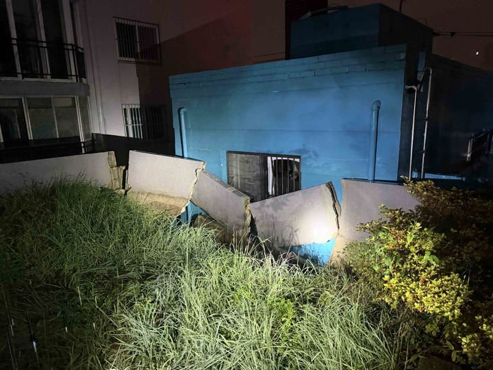  [부산=뉴시스] 하경민 기자 = 부산지역에 호우경보와 강풍주의보가 발효 중인 17일 오전 부산 사하구의 한 주택 담장 일부가 무너졌다. (사진=부산소방재난본부 제공) 2026.08.17. photo@newsis.com *재판매 및 DB 금지