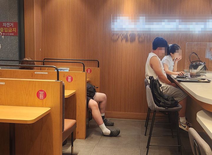 [서울=뉴시스] 최근 한 온라인 커뮤니티에는 카페 의자에 완전히 누워 휴식을 취한 '눕방족'의 사진이 공개돼 공분을 사고 있다. (사진 : '보배드림' 캡처) *재판매 및 DB 금지
