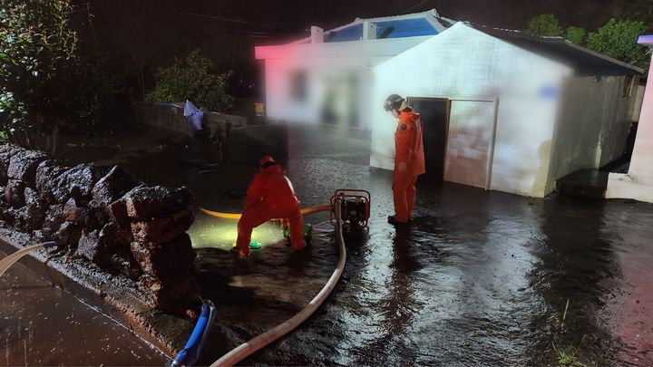 [제주=뉴시스] 17일 오전 3시59분 제주시 구좌읍 한 주택이 침수돼 소방이 배수 지원 작업을 하고 있다. (사진=제주도소방안전본부 제공) 2026.08.17. photo@newsis.com *재판매 및 DB 금지
