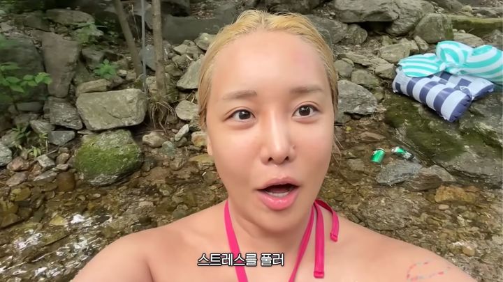 [서울=뉴시스] 지난 16일 크리에이터 랄랄이 자신의 유튜브 채널에서 9㎏ 감량 이후 달라진 수영복 자태를 공개했다. (사진=유튜브 '랄랄' 캡처)