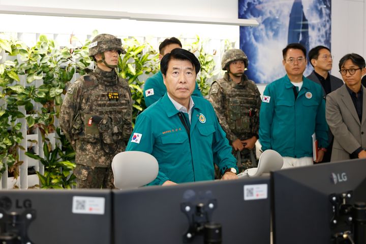 [서울=뉴시스] 2025 을지연습 잠실 롯데월드몰 종합상황실 점검하는 구청장. (사진=송파구 제공) 2026.08.17. photo@newsis.com *재판매 및 DB 금지