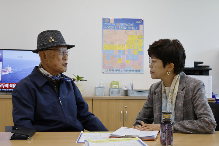 [익산=뉴시스]인생이야기 기록 작가단으로 활동하는 장현희 작가가 자서전 대상자와 인터뷰하고 있는 모습. (사진=한국노인인력개발원 제공) 2026.08.17. photo@newsis.com *재판매 및 DB 금지